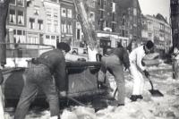 11. Kriegsmarine militairen maken een schip ijsvrij in de Nieuwe Haven in Dordrecht. thumbnail