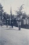 12. Kriegsmarine militair poseert in de Nieuwe Haven in Dordrecht. thumbnail