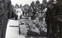 21. Een Kriegsmarine begrafenis op de Algemene Begraafplaats in Dordrecht. thumbnail