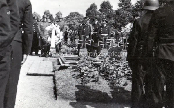 21. Een Kriegsmarine begrafenis op de Algemene Begraafplaats in Dordrecht. image