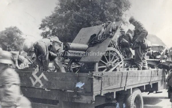 10. Duitse SKODA berggeschut op een vrachtwagen image