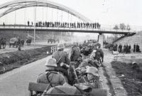 13. Duitse militairen op de Rijksstraatweg bij het Viaduct in Dordrecht tijdens de tweede wereldoorlog thumbnail