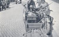 14. Duitse soldaten met een buitgemaakte motorfiets in Dordrecht tijdens de tweede wereldoorlog thumbnail