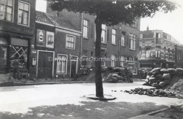 17. Nederlandse barricaden aan de Singel vlakbij de Spuiweg image