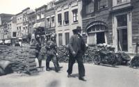 18. Duitse militairen op het Bagijnhof in Dordrecht in mei 1940 thumbnail