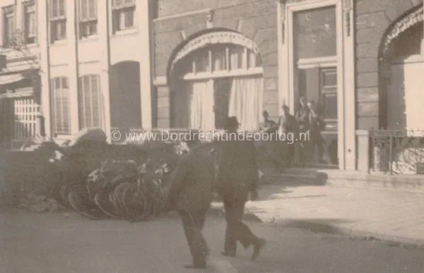20.Het Bagijnhof in Dordrecht in mei 1940 image
