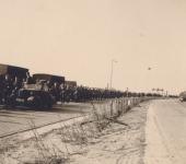 27. Duitse voertuigen wachten op de Rijksstraatweg in Dordrecht in mei 1940 thumbnail
