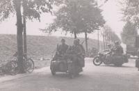 28. Parachutisten op motorfietsen op de Rijksstraatweg in Dordrecht in mei 1940 thumbnail