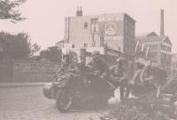 29. Parachutisten op de Dokweg in Dordrecht in mei 1940 thumbnail