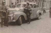 30. Parachutisten in mei 1940 in de La Reijstraat in Dordrecht thumbnail
