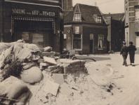 31. Dordtse burgers lopen langs het vernielde PAG aan de Elfhuizen in mei 1940 thumbnail