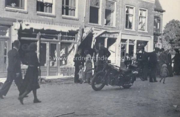 32. Dordrecht- De Vriesestraat mei 1940 image