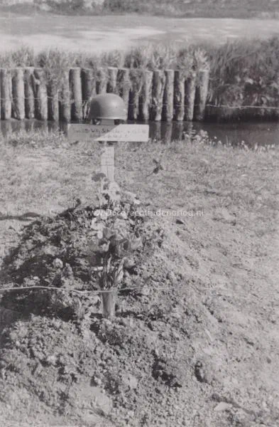 33. Het veldgraf van parachutist Willi Schröder in Wieldrecht in mei 1940 image