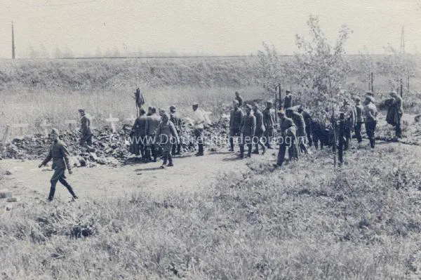 16. Nederlandse militairen bij veldgraven bij de Tweede Tol in Dordrecht tijdens de tweede wereldoorlog. image