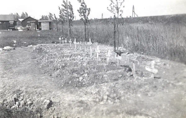 17. Nederlandse veldgraven met op de achtergrond het barakkenkamp. image