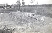 17. Nederlandse veldgraven met op de achtergrond het barakkenkamp. thumbnail