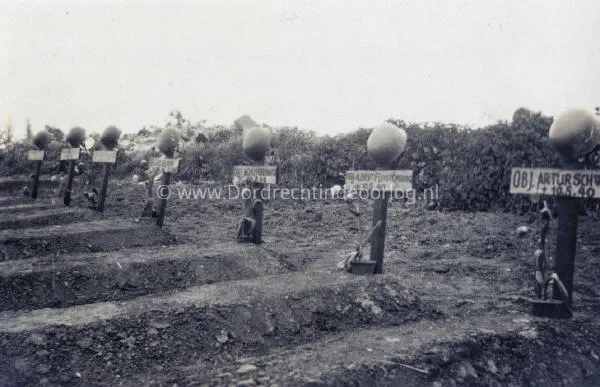 23. Fallschirmjäger graven in de buurt van de Tweede Tol in Dordrecht tijdens de tweede wereldoorlog. image