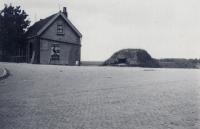 25. Nederlandse Mitrailleurbunker Tweede Tol in Dordrecht tijdens de tweede wereldoorlog. thumbnail