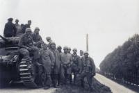 26. Fallschirmjäger en Duitse panzertruppen op de Zeedijk in Dordrecht tijdens de tweede wereldoorlog. thumbnail