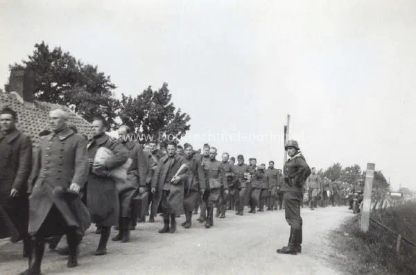 27. Nederlandse krijgsgevangenen op de Wieldrechtse Zeedijk. image