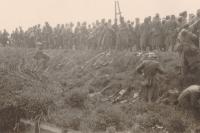 28. Nederlandse krijgsgevangenen worden ontwapend bij de Tweede Tol in Dordrecht in mei 1940. thumbnail