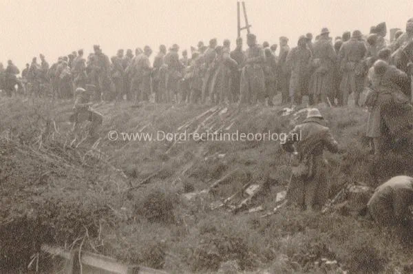 28. Nederlandse krijgsgevangenen worden ontwapend bij de Tweede Tol in Dordrecht in mei 1940. image