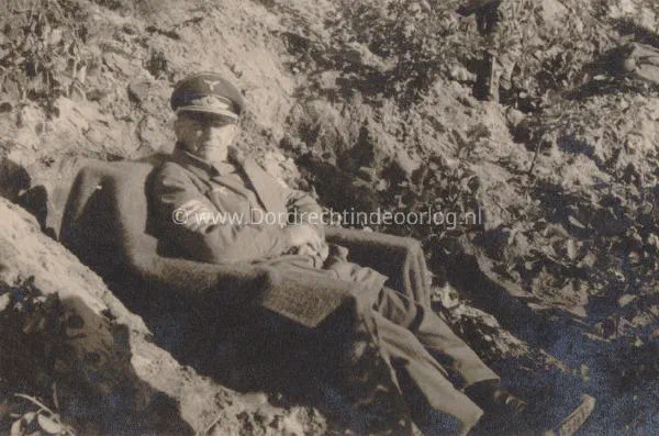 29. Oberst Bruno Bräuer in de omgeving van de Tweede Tol in Dordrecht in mei 1940. image