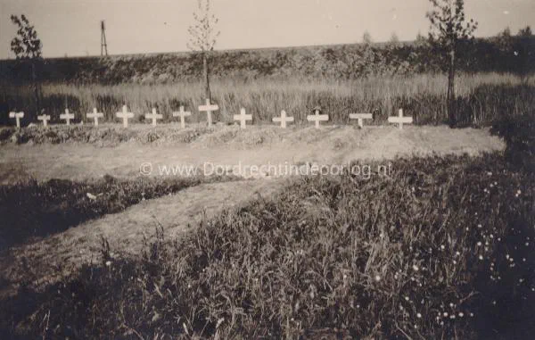 30. Nederlandse veldgraven bij de Tweede Tol in Dubbeldam in mei 1940. image