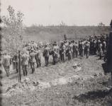 33. Nederlandse krijgsgevangenen brengen een eregroet bij de graven van hun gesneuvelde kameraden bij de Tweede Tol in mei 1940. thumbnail