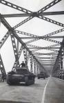 10. Duitse tanks op de verkeersbrug van Moerdijk tijdens de tweede wereldoorlog. thumbnail