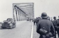 19. Duitse eenheden trekken de Verkeersbrug van Moerdijk over tijdens de tweede wereldoorlog. thumbnail