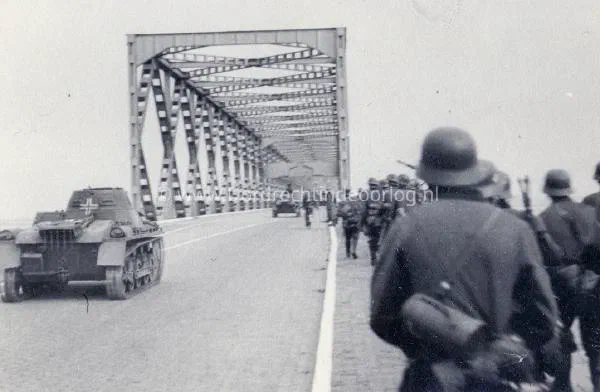 19. Duitse eenheden trekken de Verkeersbrug van Moerdijk  over tijdens de tweede wereldoorlog. image