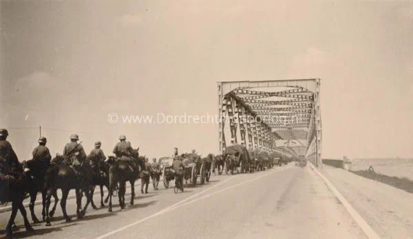 29. Troepenverplaatsingen over de Moerdijkbrug in mei 1940. image