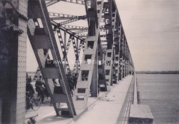 30. Troepenverplaatsingen over de Moerdijkbrug in mei 1940. image