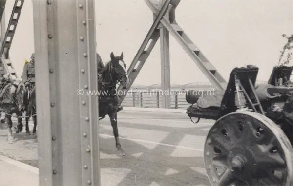 31. Troepenverplaatsingen over de Moerdijkbrug in mei 1940. image