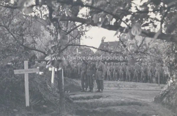 2. Hauptmann Fritz Prager bij veldgraven van Duitse parachutisten in de kloostertuin van Moerdijk. image