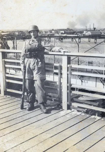 4. Een Duitse parachutist op de Zwijndrechtse brug tijdens de tweede wereldoorlog in Dordrecht image