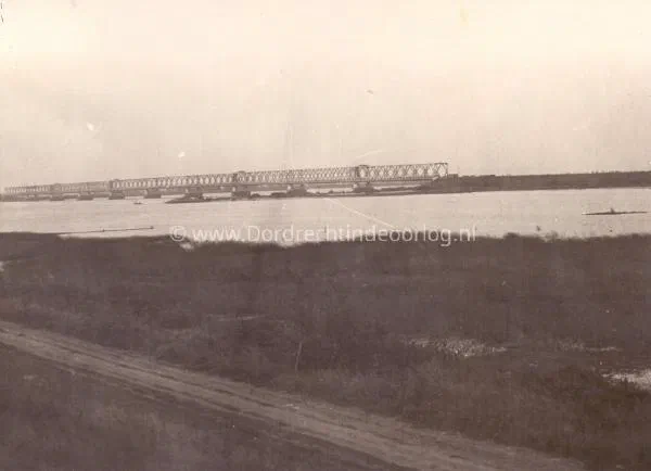 1. De verkeersbrug bij Moerdijk tijdens de tweede wereldoorlog. image