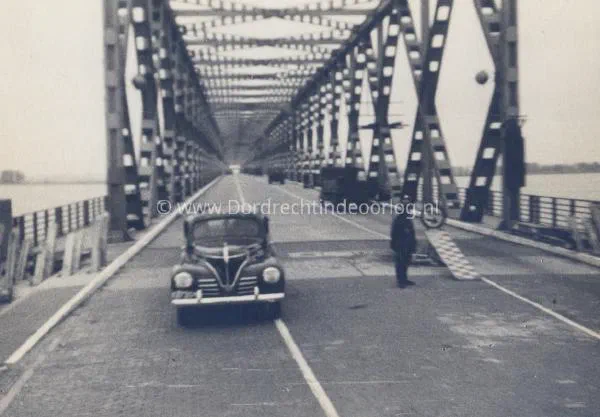 11. Duitse soldaat bewaakt de verkeersbrug van Moerdijk tijdens de tweede wereldoorlog. image