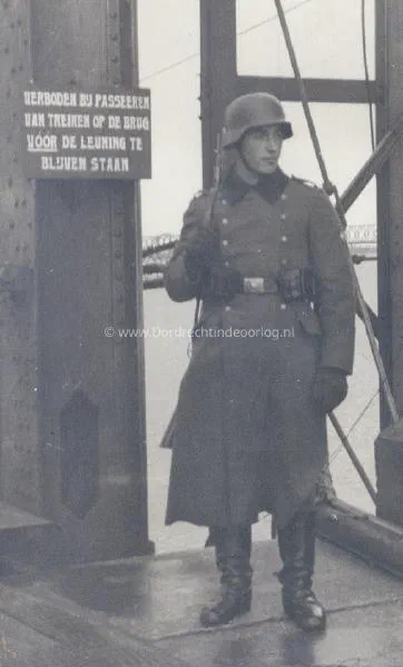 16. Een Duitse soldaat op wacht op de Spoorbrug van Moerdijk tijdens de tweede wereldoorlog. image