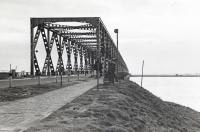17. Een opname van de Verkeersbrug van Moerdijk tijdens de tweede wereldoorlog. thumbnail