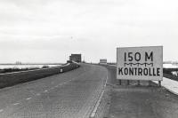 18. Nog een opname van de oprit van de verkeersbrug bij Moerdijk tijdens de tweede wereldoorlog. thumbnail