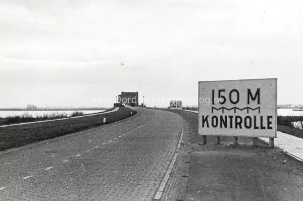 18. Nog een opname van de oprit van de verkeersbrug bij Moerdijk tijdens de tweede wereldoorlog. image