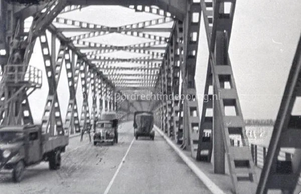 23. Verkeer over de Moerdijkbrug. image