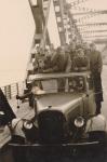 30. Duitse troepen in een vrachtwagen op de Moerdijkbrug. thumbnail
