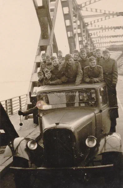 30. Duitse troepen in een vrachtwagen op de Moerdijkbrug. image