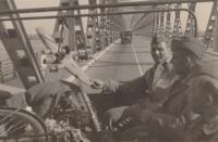 32. Duitse troepen in een vrachtwagen op de Moerdijkbrug. thumbnail