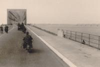 33. Duitse troepen op de Moerdijkbrug tussen Brabant en Dordrecht. thumbnail