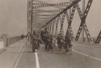 34. Duitse fahradtroepen op de Moerdijkbrug tussen Brabant en Dordrecht. thumbnail