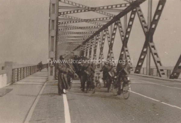 34. Duitse fahradtroepen op de Moerdijkbrug tussen Brabant en Dordrecht. image